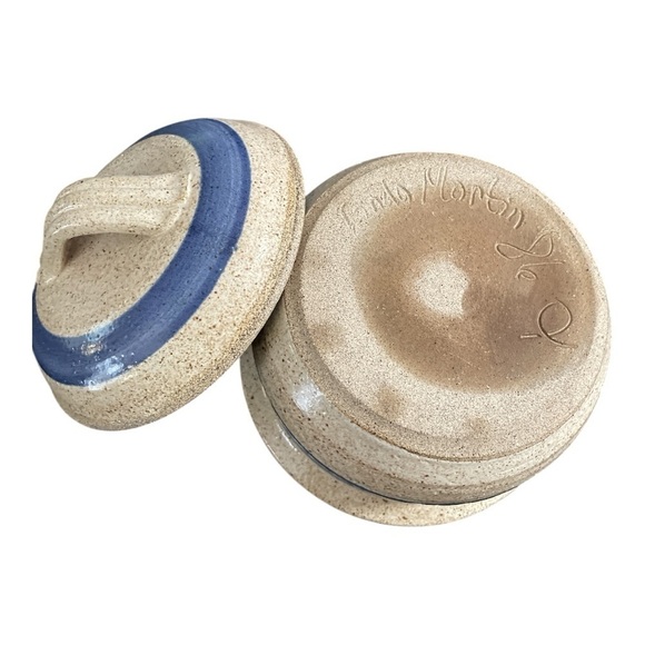 Linda Martin Pottery. Small blue and cream casserole dish with cover signed - Picture 5 of 9